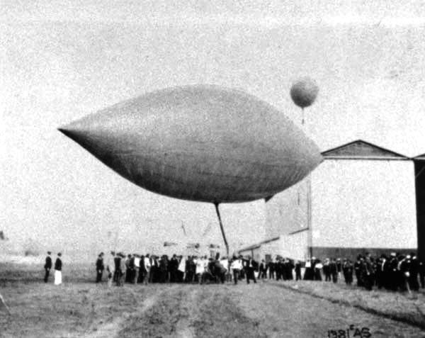 Benbow airship at the St. Louis airship race, 1904.