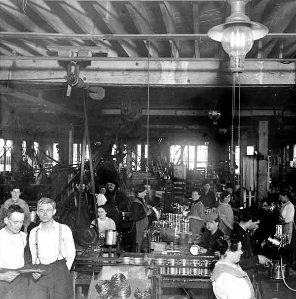 Manufacturing cans for the Government at the National Can Company plant, Detroit, Michigan. May, 1918.